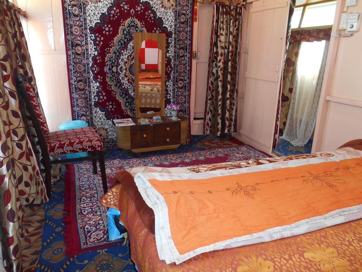Bed and Breakfast Houseboat Dunhill à Srīnagar Extérieur photo
